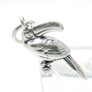 TOUCAN CHARM IN STERLING SILVER.